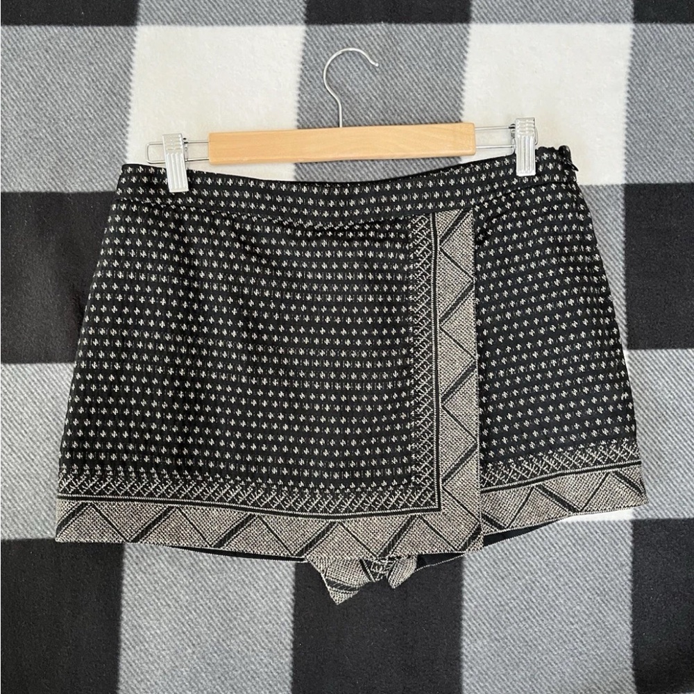 BCBGMaxAzria Women’s M Patterned Mini Skort